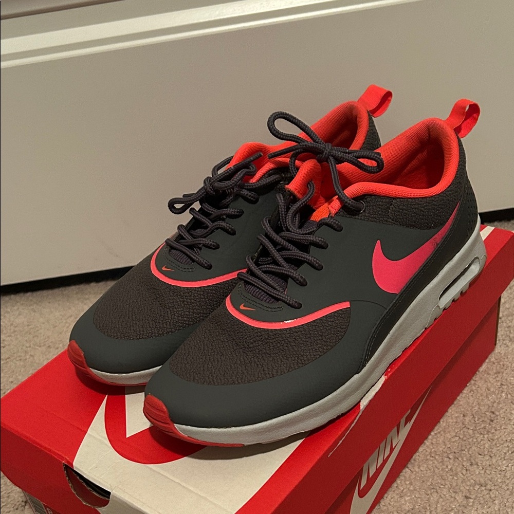 Women Nike Dark Grey and Pink Sneakers (Coral tone in the inside)